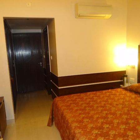 Hotel Janhvi International Bénarès Extérieur photo
