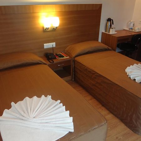 Hotel Janhvi International Bénarès Extérieur photo