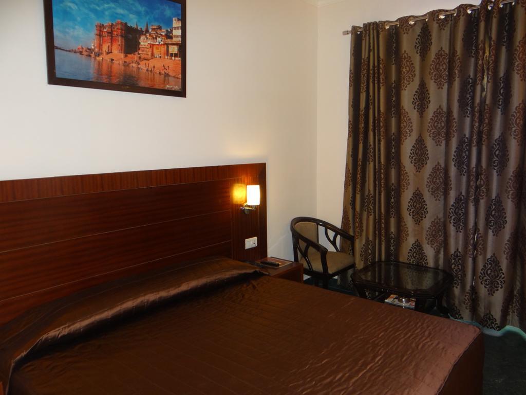 Hotel Janhvi International Bénarès Extérieur photo