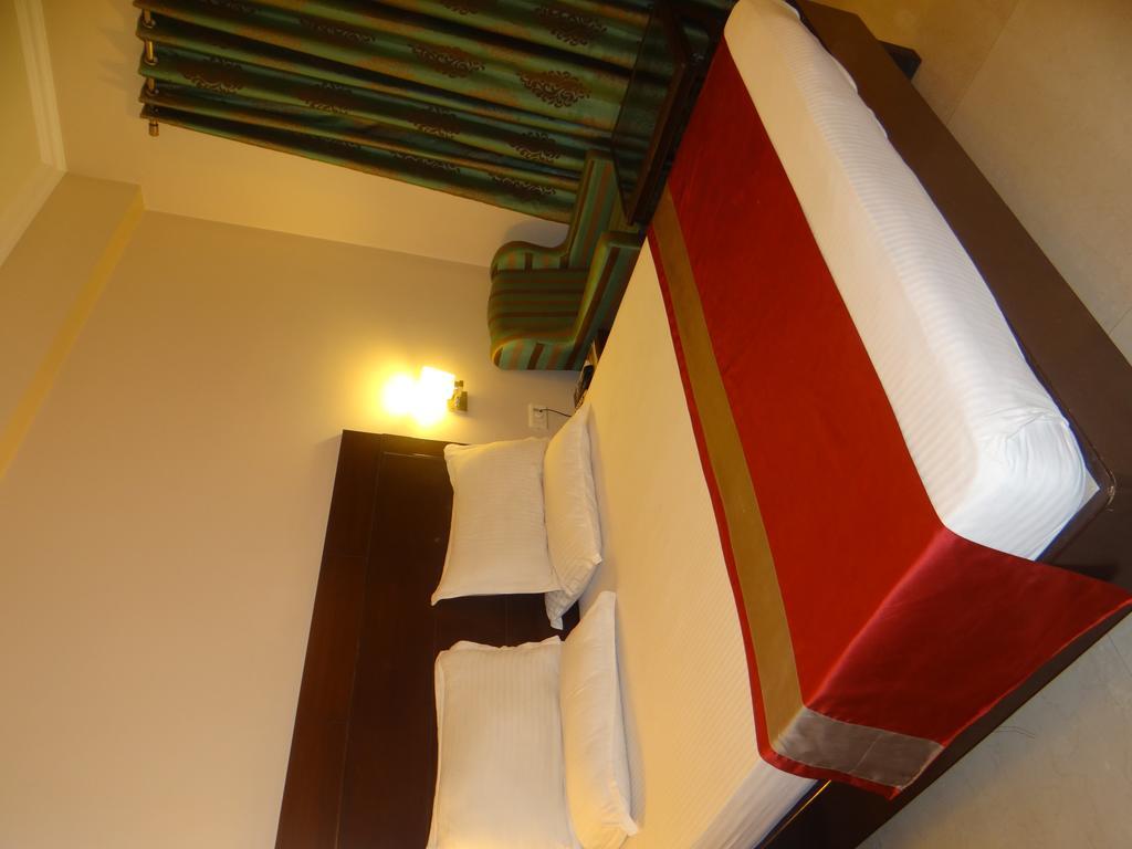 Hotel Janhvi International Bénarès Extérieur photo