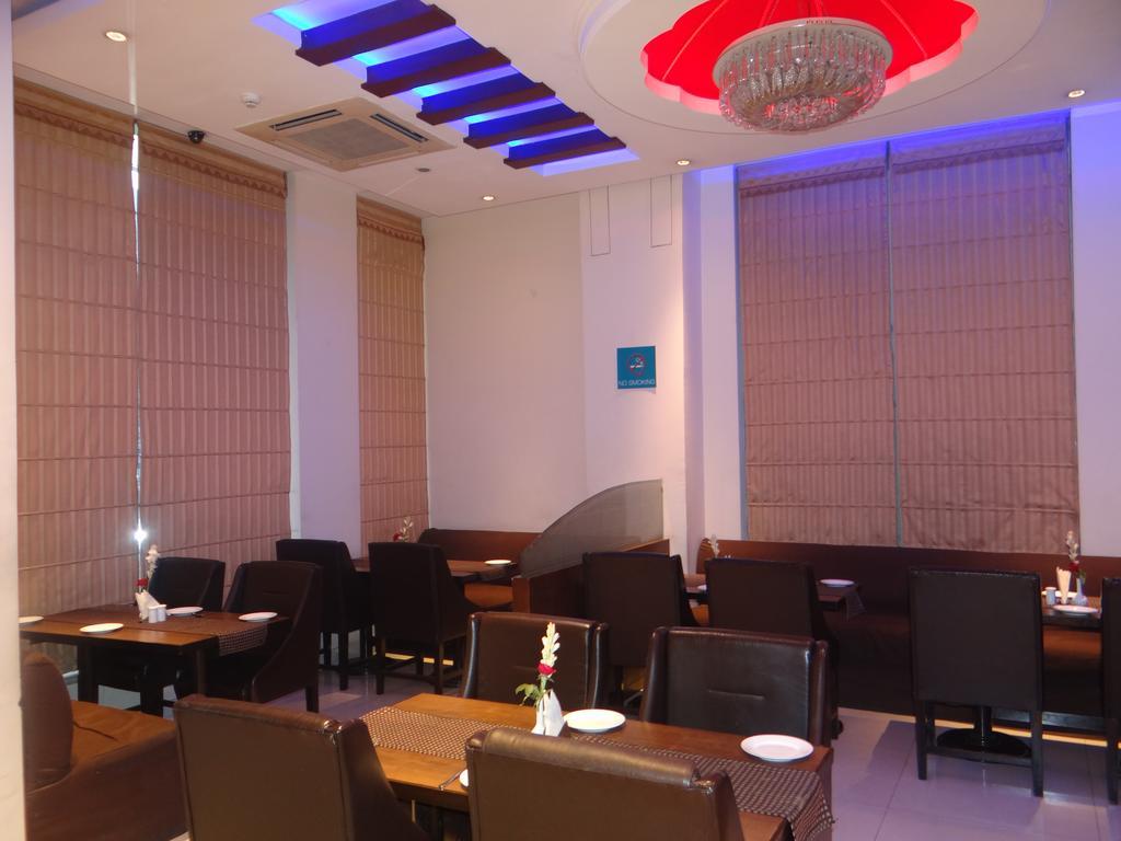 Hotel Janhvi International Bénarès Extérieur photo
